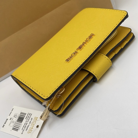 Michael Kors Medium Crossgrain Leather Wallet
COLOR GOLDEN YELLOW
NWT - Picture 5 of 16